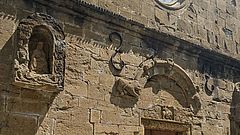 Fassade und Eingang der Klosterkirche Schönthal, sandfarbener Stein