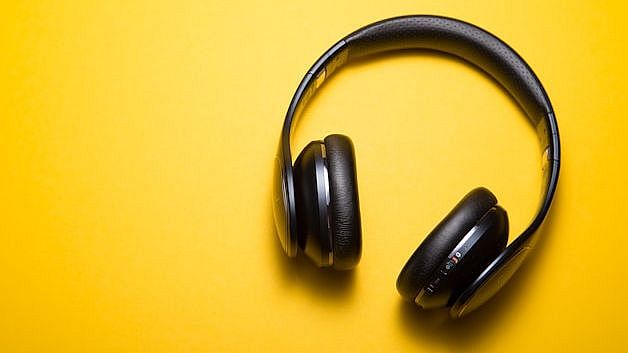 schwarze Kopfhörer vor einem gelben Hintergrund