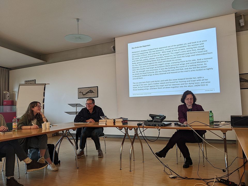 Studierende in Arbeitsgruppe, im Hintergrund eine projizierte Präsentation