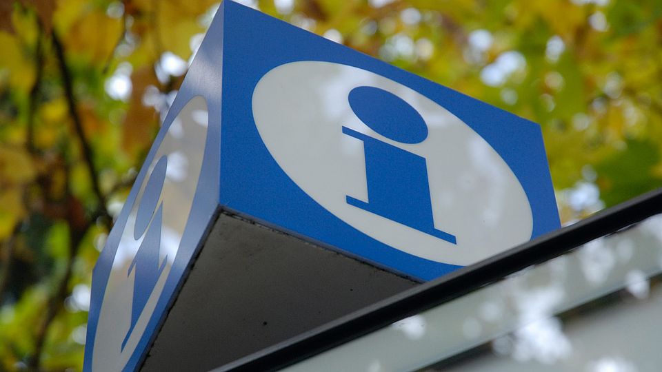blau-weisses Schild mit Signal "i" verweist auf Informationen