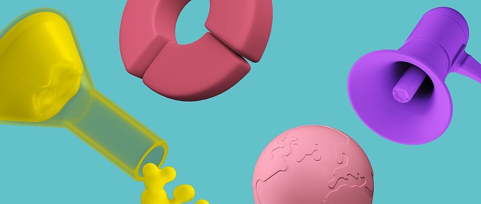 dekoratives Bild: Hintergrund in Mint, mit vier Objekte davor schwebend. von links nach rechts ein gelber Laborkolben, ein rotes Objekt mit Donutform, ein rosa Globus und ein violettes Megafon 