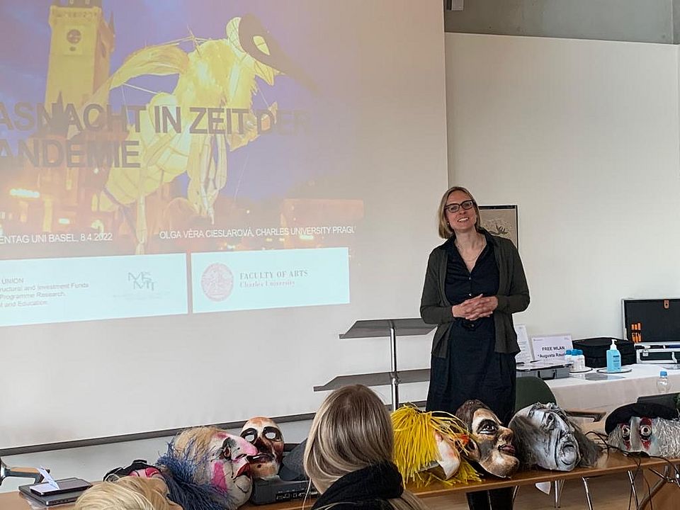 Olga Cieslarová hält ihren Vortrag zum Thema Basler Fasnacht am Studientag der Religionswissenschaft Basel, Frühjahr 2022