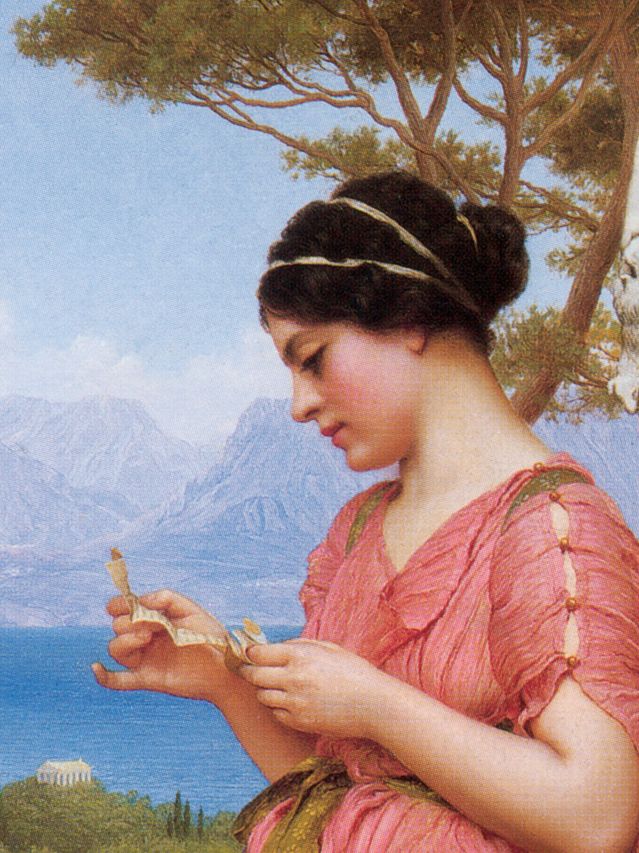 Ausschnitt aus Gemälde von Godward 1914 zeigt wie eine junge Dame in gräzisierendem Kostüm einen Brief liest. Sie ist im Profil mit hochgesteckten Haaren und blickt auf den kleinen Zettel hinab. Im Hintergrund sieht man eine Landschaft mit See und Gebirge.