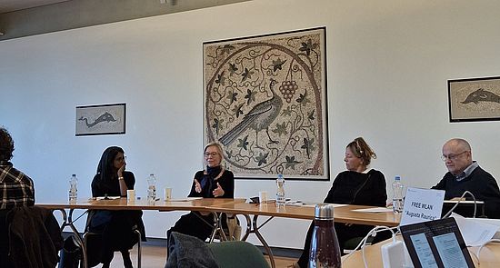 Die Personen der Podiumsdiskussion sitzen nebeneinander, von links nach rechts: Dr. med. Tanya Kochuparackal, Prof. em. Dr. iur. Denise Buser, Prof. Dr. Almut-Barbara Renger, Prof. em. Dr. iur. Felix Hafner