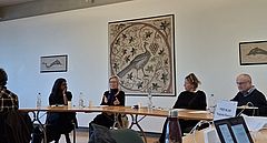 Die Personen der Podiumsdiskussion sitzen nebeneinander, von links nach rechts: Dr. med. Tanya Kochuparackal, Prof. em. Dr. iur. Denise Buser, Prof. Dr. Almut-Barbara Renger, Prof. em. Dr. iur. Felix Hafner