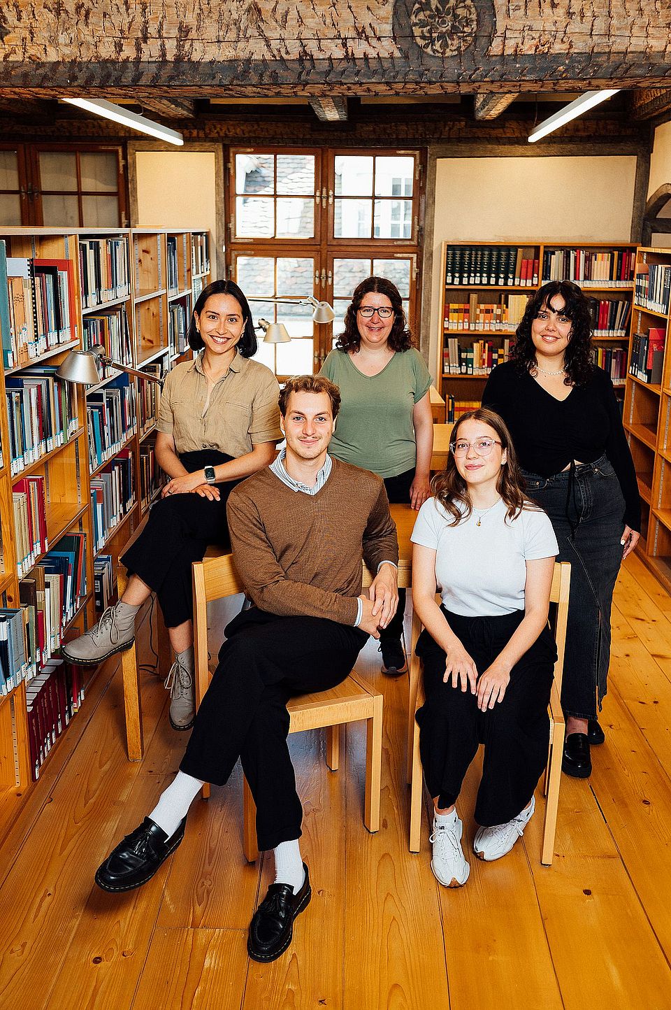 Gruppenportrair Vorstand im Sommer 2024, in der Bibliothekt am Nadelberg 10