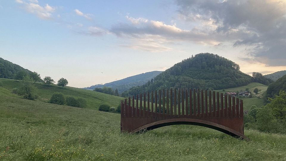 Foto: abstrakte Skulptur in grüner Landschaft