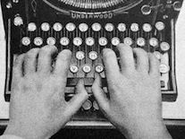 schwarz-weiss Fotografie von zwei Händen auf einer Schreibmaschine